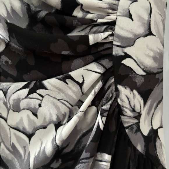 EUC Ladies floral 3/4 sleeve dress - Picture 2 of 4